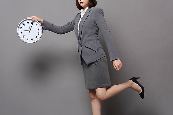 포토 JPG 스튜디오촬영 전신 여자 시계 컬러 사진 모션 회색배경 실내 표정 한명 서기 들기 정장 20대 성인 옆모습 회색 한국인 비즈니스우먼 8시 다리들기 여자한명만 성인여자한명만 국내포토 1 옷 뷰포인트 백그라운드 비즈니스 사람 동양인 청년 내부 시간 직장인 여자만 성인여자만 파일형식