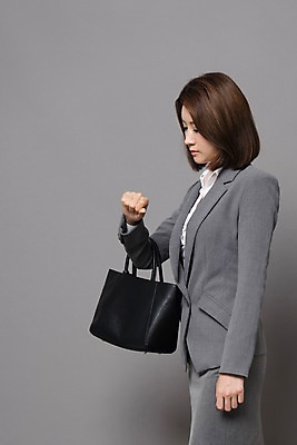 포토 JPG 스튜디오촬영 여자 컬러 가방 사진 모션 회색배경 실내 무표정 한명 서기 들기 정장 상반신 20대 성인 옆모습 회색 한국인 비즈니스우먼 백 지각 출근 여자한명만 성인여자한명만 국내포토 1 잡화 옷 감정 뷰포인트 백그라운드 비즈니스 표정 사람 동양인 청년 내부 숫자 직장인 출퇴근 여자만 성인여자만 파일형식