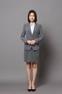 포토 JPG 스튜디오촬영 전신 여자 컬러 사진 모션 회색배경 실내 표정 한명 서기 미소 정장 20대 성인 앞모습 회색 한국인 비즈니스우먼 손모으기 여자한명만 성인여자한명만 국내포토 1 옷 뷰포인트 백그라운드 비즈니스 사람 동양인 손짓 청년 내부 직장인 여자만 성인여자만 파일형식 직업 인종 성인만