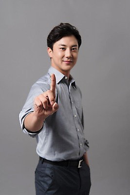 포토 JPG 스튜디오촬영 남자 컬러 사진 모션 회색배경 실내 표정 한명 서기 미소 정장 손짓 상반신 20대 성인 옆모습 아웃포커스 회색 한국인 비즈니스맨 남자한명만 성인남자한명만 국내포토 1 옷 뷰포인트 백그라운드 비즈니스 촬영기법 사람 동양인 청년 내부 직장인 남자만 성인남자만 파일형식