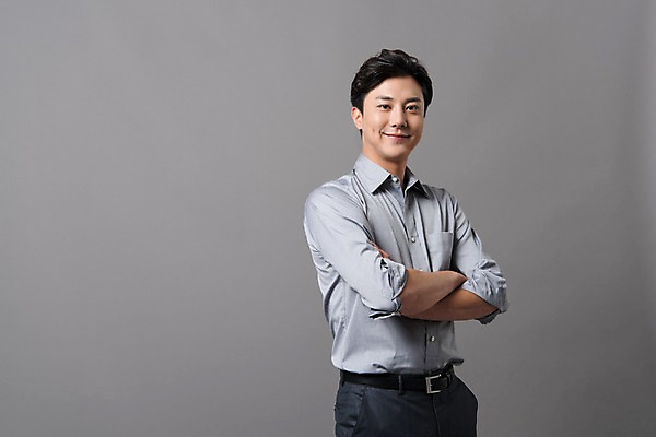 포토 JPG 스튜디오촬영 남자 컬러 사진 모션 회색배경 실내 표정 한명 서기 미소 정장 상반신 20대 성인 옆모습 팔짱 회색 한국인 비즈니스맨 남자한명만 성인남자한명만 국내포토 1 옷 뷰포인트 백그라운드 비즈니스 사람 동양인 청년 내부 직장인 남자만 성인남자만 파일형식