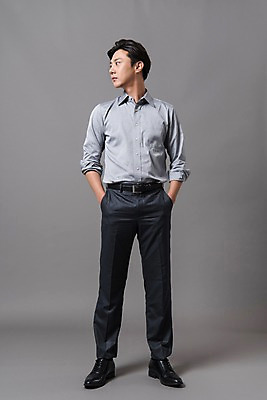 포토 JPG 스튜디오촬영 전신 남자 컬러 사진 모션 회색배경 실내 무표정 한명 서기 정장 20대 성인 앞모습 회색 한국인 비즈니스맨 주머니손 남자한명만 성인남자한명만 국내포토 1 옷 감정 뷰포인트 백그라운드 비즈니스 표정 사람 동양인 청년 내부 직장인 남자만 성인남자만 파일형식