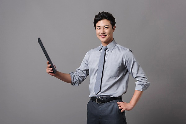 포토 JPG 스튜디오촬영 남자 컬러 사진 모션 회색배경 실내 표정 한명 서기 웃음 들기 정장 상반신 20대 성인 앞모습 회색 한국인 비즈니스맨 파일 주머니손 서류파일 남자한명만 성인남자한명만 국내포토 1 옷 뷰포인트 비즈니스 사람 동양인 청년 내부 사무용품 직장인 남자만 성인남자만 파일형식 직업 문구용품 인종 성인만 오브젝트