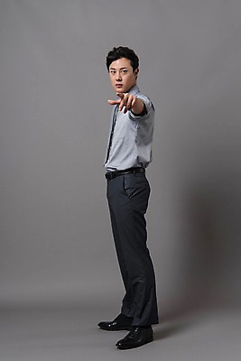 포토 JPG 스튜디오촬영 전신 남자 컬러 사진 모션 회색배경 실내 무표정 한명 서기 정장 손짓 20대 성인 옆모습 회색 한국인 가리킴 비즈니스맨 포인트 남자한명만 성인남자한명만 국내포토 1 옷 감정 뷰포인트 백그라운드 비즈니스 표정 사람 동양인 청년 내부 금융 직장인 남자만 성인남자만 파일형식