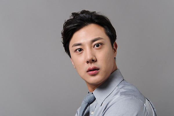 포토 JPG 스튜디오촬영 남자 컬러 사진 모션 회색배경 실내 표정 한명 정장 상반신 20대 성인 옆모습 회색 한국인 분노 비즈니스맨 노려봄 황당 남자한명만 성인남자한명만 국내포토 1 옷 감정 뷰포인트 백그라운드 비즈니스 사람 동양인 청년 내부 직장인 남자만 성인남자만 파일형식