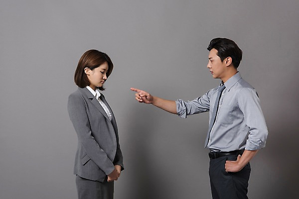 포토 JPG 스튜디오촬영 커플 여자 남자 컬러 사진 모션 회색배경 실내 표정 서기 정장 상반신 20대 성인 두명 옆모습 회색 한국인 가리킴 비즈니스맨 비즈니스우먼 상사 꾸지람 포인트 잔소리 지적 엄격한 성인만 국내포토 옷 뷰포인트 백그라운드 비즈니스 관계 사람 동양인 손짓 청년 내부 금융 직장인 체벌 파일형식