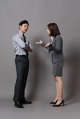 포토 JPG 스튜디오촬영 전신 커플 여자 남자 컬러 사진 모션 회색배경 실내 표정 서기 정장 20대 성인 두명 옆모습 팔짱 회색 한국인 비즈니스맨 비즈니스우먼 싸움 성인만 국내포토 옷 뷰포인트 백그라운드 비즈니스 관계 사람 동양인 청년 내부 직장인 파일형식