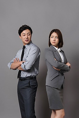 포토 JPG 스튜디오촬영 커플 여자 남자 컬러 사진 모션 회색배경 실내 표정 서기 정장 상반신 20대 성인 두명 옆모습 팔짱 회색 한국인 등맞대기 비즈니스맨 비즈니스우먼 싸움 성인만 국내포토 옷 뷰포인트 백그라운드 비즈니스 관계 사람 동양인 청년 내부 직장인 파일형식
