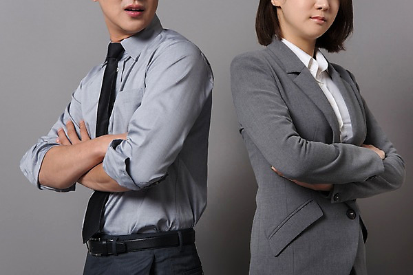 포토 JPG 스튜디오촬영 커플 여자 남자 컬러 사진 모션 회색배경 실내 서기 정장 상반신 20대 성인 두명 옆모습 팔짱 회색 한국인 등맞대기 비즈니스맨 비즈니스우먼 싸움 성인만 국내포토 옷 뷰포인트 백그라운드 비즈니스 관계 사람 동양인 청년 내부 직장인 파일형식