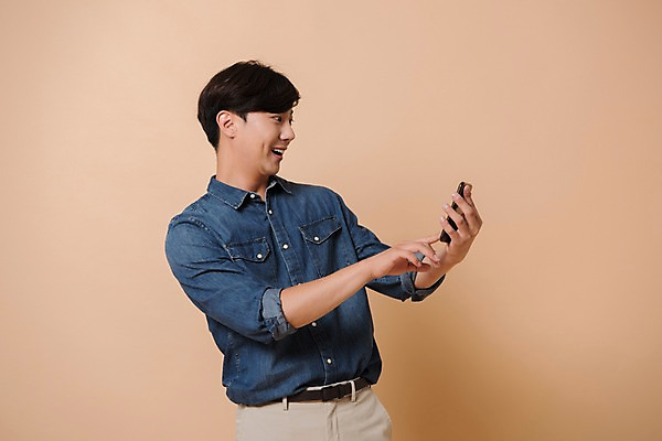 포토 JPG 스튜디오촬영 남자 컬러 사진 모션 실내 한명 서기 들기 상반신 20대 성인 옆모습 스마트폰 놀람 한국인 남자한명만 성인남자한명만 베이지색배경 국내포토 1 감정 뷰포인트 백그라운드 표정 사람 동양인 청년 내부 핸드폰 스마트기기 베이지색 남자만 성인남자만 파일형식