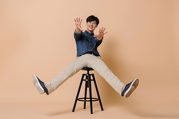 포토 JPG 스튜디오촬영 전신 남자 컬러 포즈 사진 모션 팔벌리기 실내 표정 한명 웃음 앉기 20대 성인 앞모습 한국인 다리벌리기 손뻗기 남자한명만 성인남자한명만 베이지색배경 국내포토 1 뷰포인트 백그라운드 사람 동양인 청년 내부 베이지색 남자만 성인남자만 파일형식
