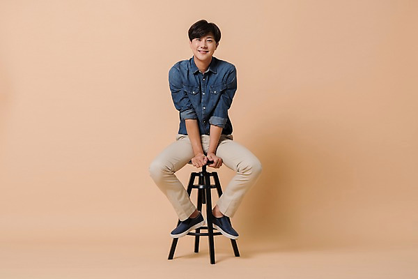 포토 JPG 스튜디오촬영 전신 남자 컬러 의자 사진 모션 실내 표정 한명 미소 앉기 20대 성인 앞모습 한국인 남자한명만 성인남자한명만 베이지색배경 국내포토 1 뷰포인트 가구 백그라운드 사람 동양인 청년 내부 베이지색 남자만 성인남자만 파일형식