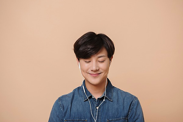 포토 JPG 스튜디오촬영 남자 음악 컬러 이어폰 사진 노래 모션 실내 한명 웃음 상반신 20대 성인 앞모습 눈감음 음악감상 듣기 한국인 남자한명만 성인남자한명만 베이지색배경 국내포토 1 뷰포인트 음향기기 백그라운드 문화예술 표정 사람 동양인 청년 내부 감상 베이지색 남자만 성인남자만 파일형식