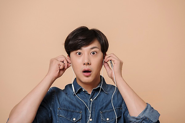 포토 JPG 스튜디오촬영 남자 음악 컬러 이어폰 사진 노래 모션 실내 한명 상반신 20대 성인 앞모습 놀람 음악감상 듣기 한국인 남자한명만 성인남자한명만 베이지색배경 국내포토 1 감정 뷰포인트 음향기기 백그라운드 문화예술 표정 사람 동양인 청년 내부 감상 베이지색 남자만 성인남자만 파일형식