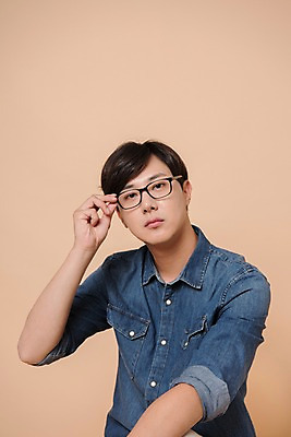 포토 JPG 스튜디오촬영 남자 안경 컬러 사진 모션 실내 무표정 표정 한명 상반신 20대 성인 앞모습 만지기 한국인 잡기 남자한명만 성인남자한명만 베이지색배경 안경낌 국내포토 1 잡화 감정 뷰포인트 백그라운드 사람 동양인 청년 내부 베이지색 남자만 성인남자만 파일형식