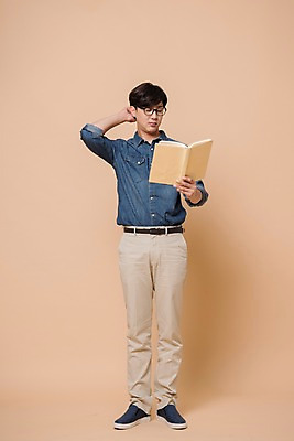 포토 JPG 스튜디오촬영 전신 남자 컬러 사진 모션 실내 한명 서기 들기 20대 성인 앞모습 책 독서 만지기 한국인 읽기 남자한명만 성인남자한명만 베이지색배경 국내포토 1 뷰포인트 백그라운드 사람 동양인 청년 내부 베이지색 남자만 성인남자만 파일형식