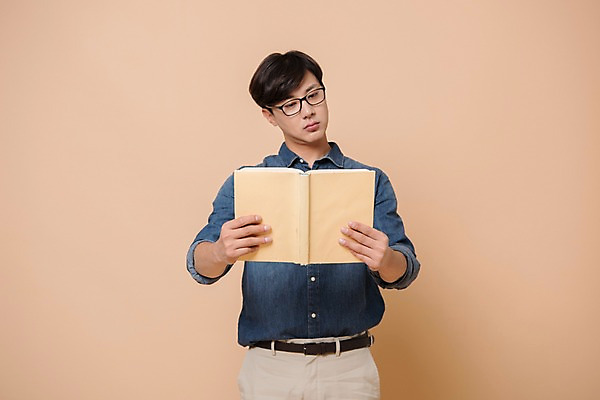 포토 JPG 스튜디오촬영 남자 컬러 사진 모션 실내 무표정 표정 한명 서기 들기 상반신 20대 성인 앞모습 책 독서 한국인 읽기 남자한명만 성인남자한명만 베이지색배경 국내포토 1 감정 뷰포인트 사람 동양인 청년 내부 베이지색 남자만 성인남자만 파일형식 인종 성인만