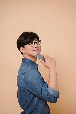 포토 JPG 스튜디오촬영 남자 컬러 사진 모션 실내 표정 한명 서기 미소 들기 상반신 20대 성인 옆모습 스마트폰 한국인 남자한명만 성인남자한명만 베이지색배경 국내포토 1 뷰포인트 백그라운드 사람 동양인 청년 내부 핸드폰 스마트기기 베이지색 남자만 성인남자만 파일형식