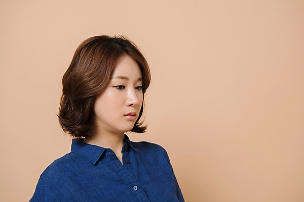 포토 JPG 스튜디오촬영 여자 컬러 사진 모션 실내 무표정 한명 서기 상반신 20대 성인 옆모습 한국인 여자한명만 성인여자한명만 베이지색배경 국내포토 1 감정 뷰포인트 표정 사람 동양인 청년 내부 베이지색 여자만 성인여자만 파일형식 인종 성인만