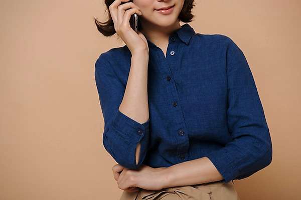 포토 JPG 스튜디오촬영 여자 컬러 사진 모션 실내 한명 서기 웃음 들기 상반신 20대 성인 앞모습 스마트폰 한국인 통화 여자한명만 성인여자한명만 베이지색배경 국내포토 1 뷰포인트 표정 사람 동양인 청년 내부 핸드폰 스마트기기 베이지색 여자만 성인여자만 파일형식 인종 전자제품 성인만