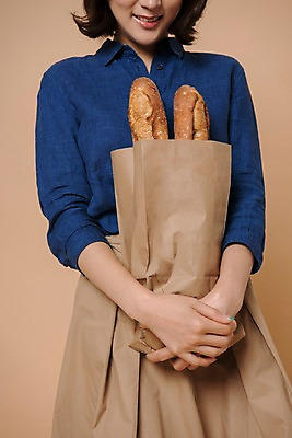 포토 JPG 스튜디오촬영 여자 빵 컬러 사진 모션 봉투 편지봉투 실내 한명 서기 웃음 들기 상반신 20대 성인 앞모습 한국인 바게트 식빵 돈봉투 브레드 소보루빵 우편봉투 여자한명만 성인여자한명만 베이지색배경 곡물바게트 국내포토 1 음식 뷰포인트 백그라운드 표정 사람 동양인 청년 내부 편지 우편물 곡물빵 베이지색 여자만 성인여자만 파일형식