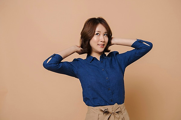 포토 JPG 스튜디오촬영 여자 컬러 사진 모션 실내 한명 서기 미소 상반신 20대 성인 앞모습 한국인 올려보기 여자한명만 성인여자한명만 베이지색배경 국내포토 1 뷰포인트 백그라운드 표정 사람 동양인 청년 내부 베이지색 여자만 성인여자만 파일형식