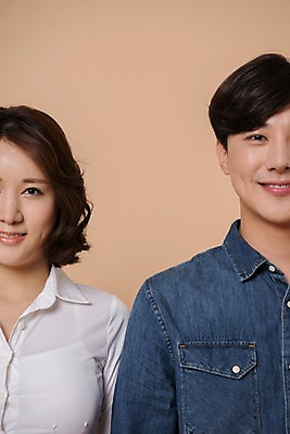 포토 JPG 스튜디오촬영 커플 여자 남자 컬러 사진 모션 실내 표정 서기 웃음 상반신 20대 성인 두명 앞모습 한국인 성인만 베이지색배경 국내포토 뷰포인트 백그라운드 관계 사람 동양인 청년 내부 베이지색 파일형식