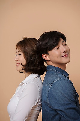 포토 JPG 스튜디오촬영 커플 여자 남자 컬러 사진 모션 실내 표정 서기 웃음 상반신 20대 성인 두명 옆모습 눈감음 한국인 등맞대기 성인만 베이지색배경 국내포토 뷰포인트 백그라운드 관계 사람 동양인 청년 내부 베이지색 파일형식