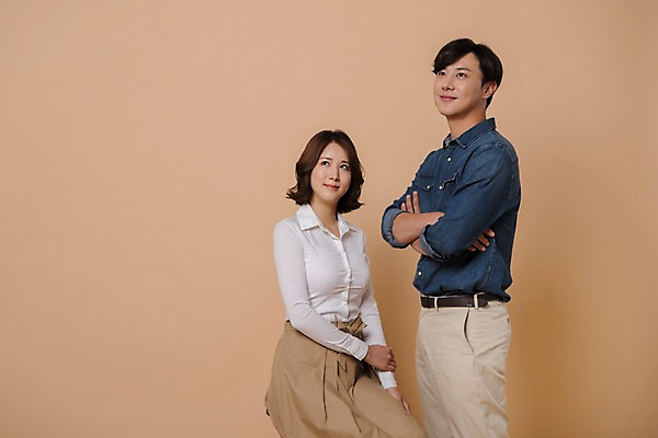 포토 JPG 스튜디오촬영 커플 여자 남자 컬러 사진 모션 실내 서기 미소 앉기 상반신 20대 성인 두명 옆모습 팔짱 한국인 올려보기 성인만 베이지색배경 국내포토 뷰포인트 백그라운드 관계 표정 사람 동양인 청년 내부 베이지색 파일형식