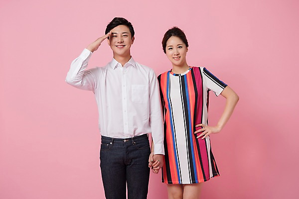 포토 JPG 스튜디오촬영 커플 여자 남자 분홍색 컬러 허리손 사진 모션 실내 표정 사랑 서기 웃음 상반신 20대 성인 두명 앞모습 손잡기 한국인 경례 거수경례 성인만 분홍색배경 국내포토 감정 뷰포인트 포즈 백그라운드 관계 사람 동양인 청년 내부 인사 파일형식