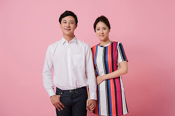 포토 JPG 스튜디오촬영 커플 여자 남자 분홍색 컬러 사진 모션 실내 표정 사랑 서기 웃음 상반신 20대 성인 두명 앞모습 손잡기 한국인 성인만 분홍색배경 국내포토 감정 뷰포인트 백그라운드 관계 사람 동양인 청년 내부 파일형식