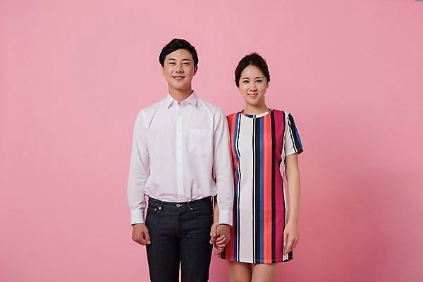 포토 JPG 스튜디오촬영 커플 여자 남자 분홍색 컬러 사진 모션 실내 표정 사랑 서기 웃음 상반신 20대 성인 두명 앞모습 한국인 성인만 분홍색배경 국내포토 감정 뷰포인트 백그라운드 관계 사람 동양인 청년 내부 파일형식