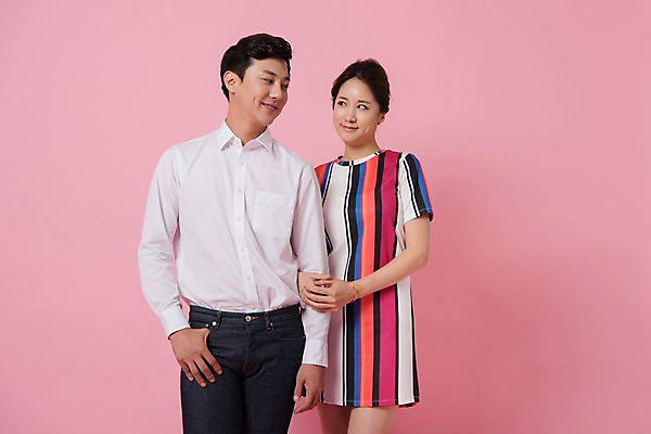 포토 JPG 스튜디오촬영 커플 여자 남자 분홍색 컬러 사진 모션 실내 표정 사랑 서기 웃음 상반신 20대 성인 두명 앞모습 팔짱 한국인 성인만 분홍색배경 국내포토 감정 뷰포인트 관계 사람 동양인 청년 내부 파일형식 인종