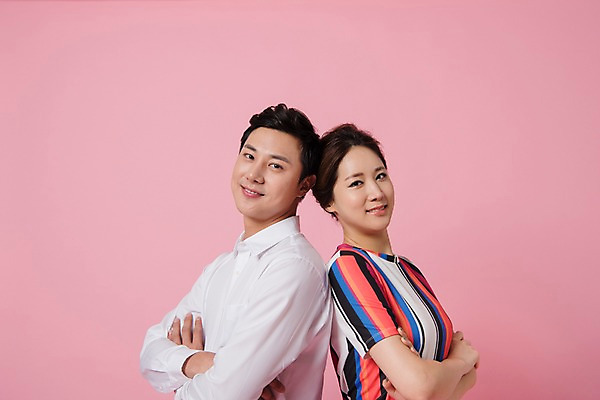 포토 JPG 스튜디오촬영 커플 여자 남자 분홍색 컬러 사진 모션 실내 표정 사랑 서기 미소 상반신 20대 성인 두명 옆모습 팔짱 한국인 등맞대기 성인만 분홍색배경 국내포토 감정 뷰포인트 백그라운드 관계 사람 동양인 청년 내부 파일형식 인종