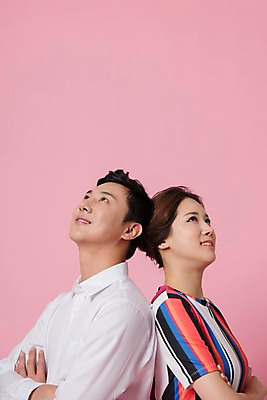 포토 JPG 스튜디오촬영 커플 여자 남자 분홍색 컬러 사진 모션 실내 표정 사랑 서기 미소 상반신 20대 성인 두명 옆모습 팔짱 한국인 올려보기 등맞대기 성인만 분홍색배경 국내포토 감정 뷰포인트 관계 사람 동양인 청년 내부 파일형식 인종