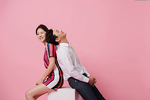 포토 JPG 스튜디오촬영 커플 여자 남자 분홍색 컬러 장난 사진 모션 실내 표정 사랑 웃음 앉기 상반신 20대 성인 두명 옆모습 기댐 한국인 등맞대기 개구쟁이 성인만 분홍색배경 국내포토 감정 뷰포인트 백그라운드 관계 사람 동양인 청년 내부 파일형식