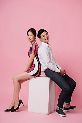 포토 JPG 스튜디오촬영 전신 커플 여자 남자 분홍색 컬러 사진 모션 실내 표정 사랑 웃음 앉기 20대 성인 두명 옆모습 한국인 등맞대기 성인만 분홍색배경 국내포토 감정 뷰포인트 관계 사람 동양인 청년 내부 파일형식 인종