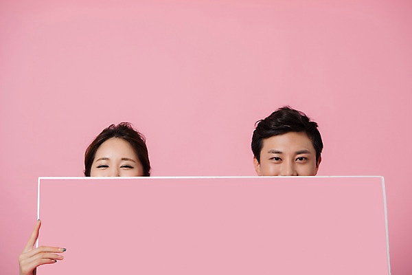 포토 JPG 스튜디오촬영 배너 커플 여자 남자 분홍색 컬러 사진 모션 사각프레임 프레임 실내 표정 사랑 웃음 들기 상반신 20대 성인 두명 앞모습 한국인 얼굴가리기 성인만 분홍색배경 국내포토 감정 뷰포인트 관계 사람 동양인 청년 내부 사각형 가림 파일형식 도형 인종