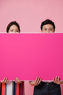 포토 JPG 스튜디오촬영 배너 커플 여자 남자 분홍색 컬러 사진 모션 사각프레임 프레임 실내 표정 사랑 서기 웃음 들기 상반신 20대 성인 두명 앞모습 한국인 얼굴가리기 성인만 분홍색배경 국내포토 감정 뷰포인트 관계 사람 동양인 청년 내부 사각형 가림 파일형식 도형 인종