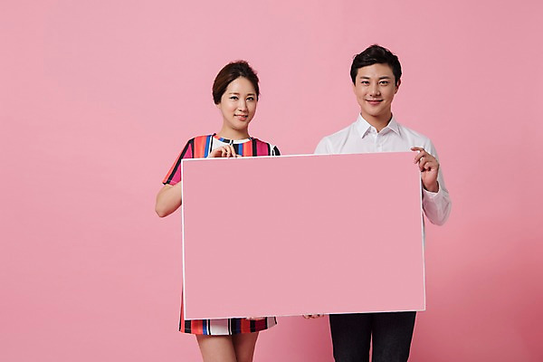 포토 JPG 스튜디오촬영 배너 커플 여자 남자 분홍색 컬러 사진 모션 사각프레임 프레임 실내 표정 사랑 서기 웃음 들기 상반신 20대 성인 두명 앞모습 한국인 성인만 분홍색배경 국내포토 감정 뷰포인트 백그라운드 관계 사람 동양인 청년 내부 사각형 파일형식