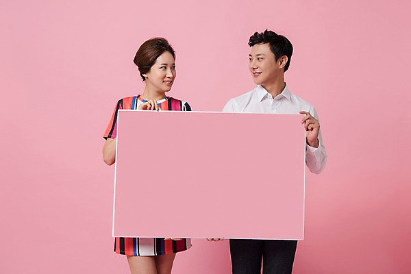포토 JPG 스튜디오촬영 배너 커플 여자 남자 분홍색 컬러 사진 모션 사각프레임 프레임 실내 표정 사랑 서기 웃음 들기 상반신 20대 성인 두명 앞모습 한국인 성인만 분홍색배경 국내포토 감정 뷰포인트 백그라운드 관계 사람 동양인 청년 내부 사각형 파일형식
