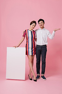 포토 JPG 스튜디오촬영 전신 배너 커플 여자 남자 분홍색 컬러 사진 모션 사각프레임 프레임 실내 표정 사랑 서기 웃음 20대 성인 두명 앞모습 한국인 성인만 어깨에손 분홍색배경 국내포토 감정 뷰포인트 관계 사람 동양인 청년 내부 사각형 파일형식 도형 인종