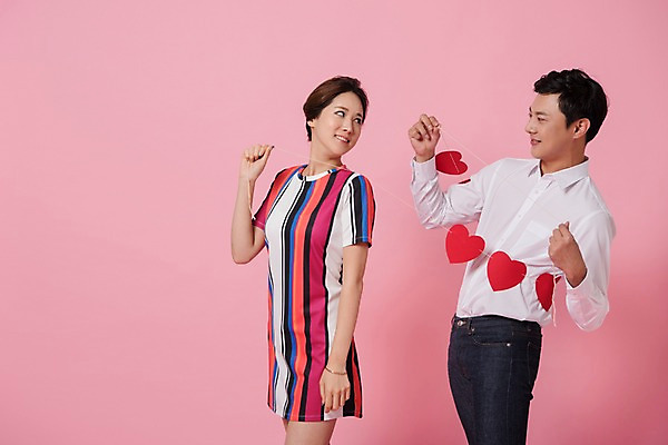 포토 JPG 스튜디오촬영 커플 여자 남자 분홍색 컬러 사진 모션 실내 표정 사랑 서기 웃음 들기 상반신 20대 성인 두명 옆모습 한국인 하트 가랜드 성인만 분홍색배경 국내포토 모양 감정 뷰포인트 백그라운드 관계 사람 동양인 청년 내부 파티용품 파일형식