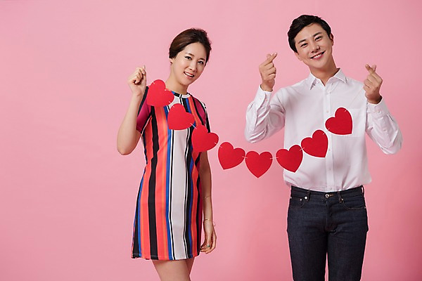 포토 JPG 스튜디오촬영 커플 여자 남자 분홍색 컬러 사진 모션 실내 표정 사랑 서기 웃음 들기 상반신 20대 성인 두명 앞모습 한국인 하트 손하트 가랜드 성인만 분홍색배경 국내포토 모양 감정 뷰포인트 백그라운드 관계 사람 동양인 손짓 청년 내부 파티용품 파일형식