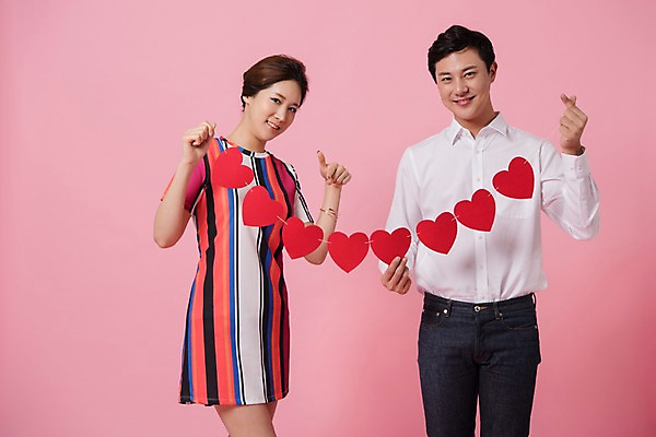 포토 JPG 스튜디오촬영 커플 여자 남자 분홍색 컬러 사진 모션 실내 표정 사랑 서기 웃음 들기 상반신 20대 성인 두명 앞모습 한국인 하트 손하트 가랜드 성인만 분홍색배경 국내포토 모양 감정 뷰포인트 백그라운드 관계 사람 동양인 손짓 청년 내부 파티용품 파일형식