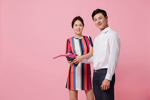 포토 JPG 스튜디오촬영 커플 여자 남자 분홍색 컬러 사진 모션 실내 표정 사랑 서기 웃음 들기 손짓 상반신 20대 성인 두명 앞모습 한국인 주유기 주유 성인만 분홍색배경 국내포토 감정 뷰포인트 백그라운드 관계 사람 동양인 청년 내부 기계 파일형식