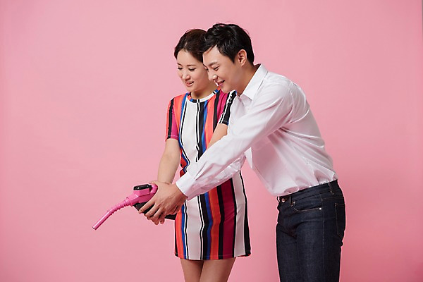 포토 JPG 스튜디오촬영 커플 여자 남자 분홍색 컬러 사진 모션 실내 표정 사랑 서기 웃음 들기 상반신 20대 성인 두명 옆모습 한국인 주유기 주유 성인만 분홍색배경 국내포토 감정 뷰포인트 백그라운드 관계 사람 동양인 청년 내부 기계 파일형식