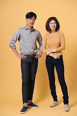 포토 JPG 스튜디오촬영 전신 커플 여자 남자 컬러 허리손 사진 모션 실내 표정 서기 웃음 20대 성인 두명 앞모습 노란색 한국인 노란배경 성인만 국내포토 뷰포인트 포즈 백그라운드 관계 사람 동양인 청년 내부 파일형식