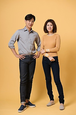 포토 JPG 스튜디오촬영 전신 커플 여자 남자 컬러 허리손 사진 모션 실내 표정 서기 웃음 20대 성인 두명 앞모습 노란색 한국인 노란배경 성인만 국내포토 뷰포인트 포즈 백그라운드 관계 사람 동양인 청년 내부 파일형식