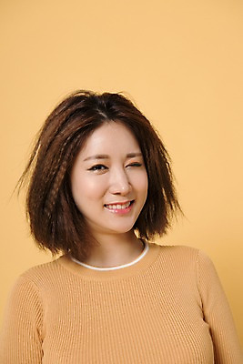 포토 JPG 스튜디오촬영 여자 컬러 사진 모션 실내 표정 윙크 한명 웃음 상반신 20대 성인 앞모습 노란색 한국인 눈웃음 노란배경 여자한명만 성인여자한명만 국내포토 1 뷰포인트 백그라운드 사람 동양인 청년 내부 여자만 성인여자만 파일형식